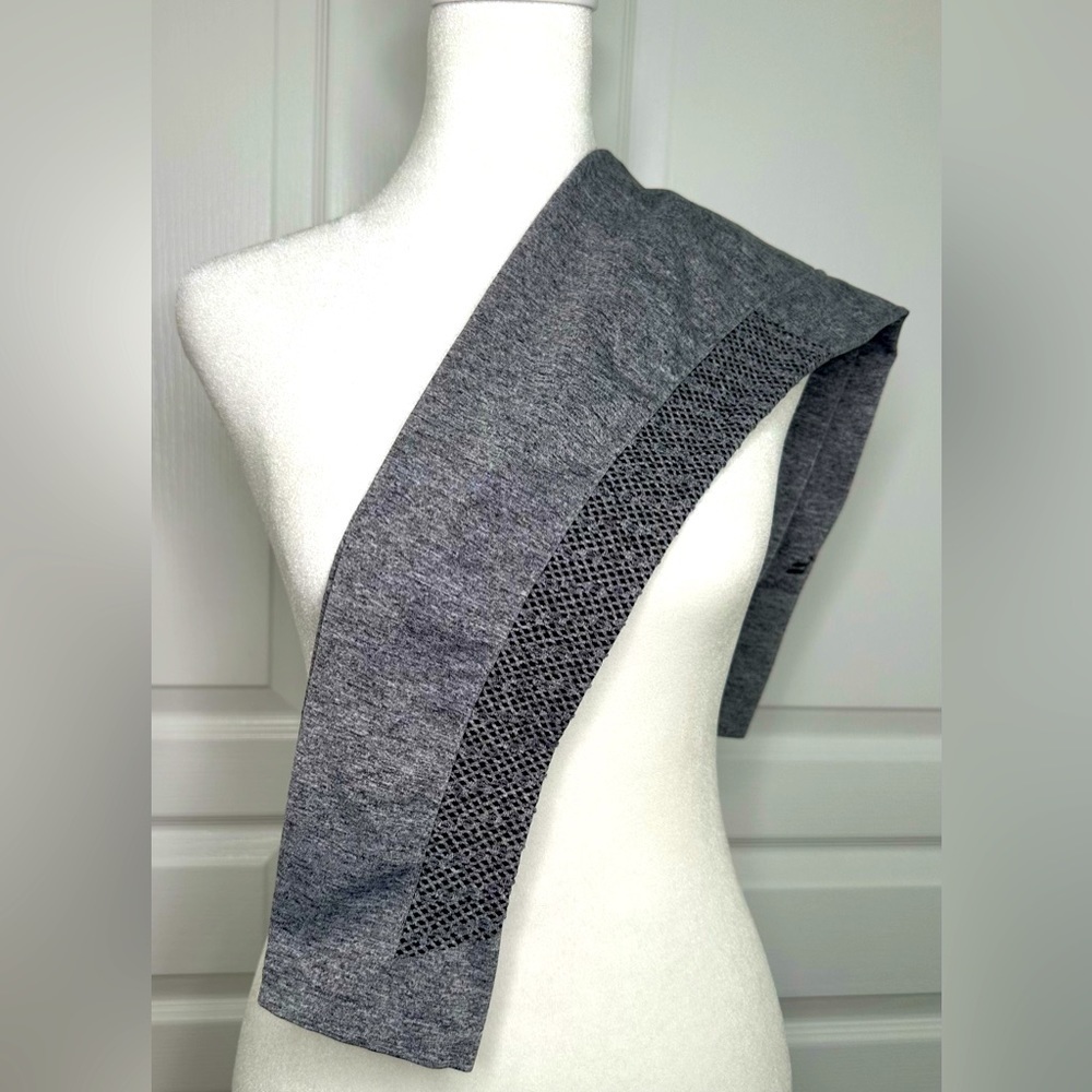 Fabletics Sync Seamless High Waisted Perforated 7/8 Grey Leggings Size Small